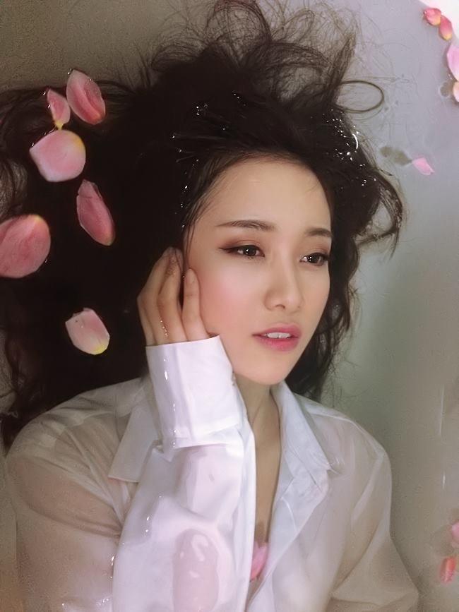 《商务旅游和女老板戴的帽子》